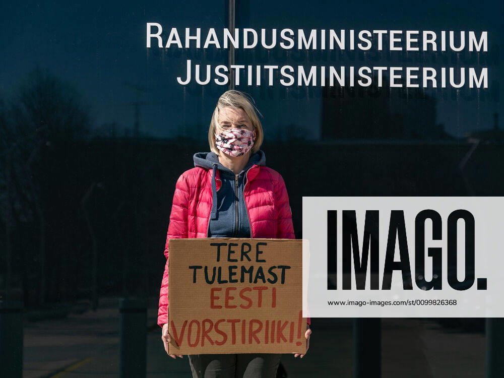 Tallinn. Valitsuse tegevust kritiseeriv meeleavaldus superministeeriumi ees. Demonstration criticizing government action in front of the ministries building. Foto Mihkel Maripuu, Postimees Tallinn Harjumaa Estonia