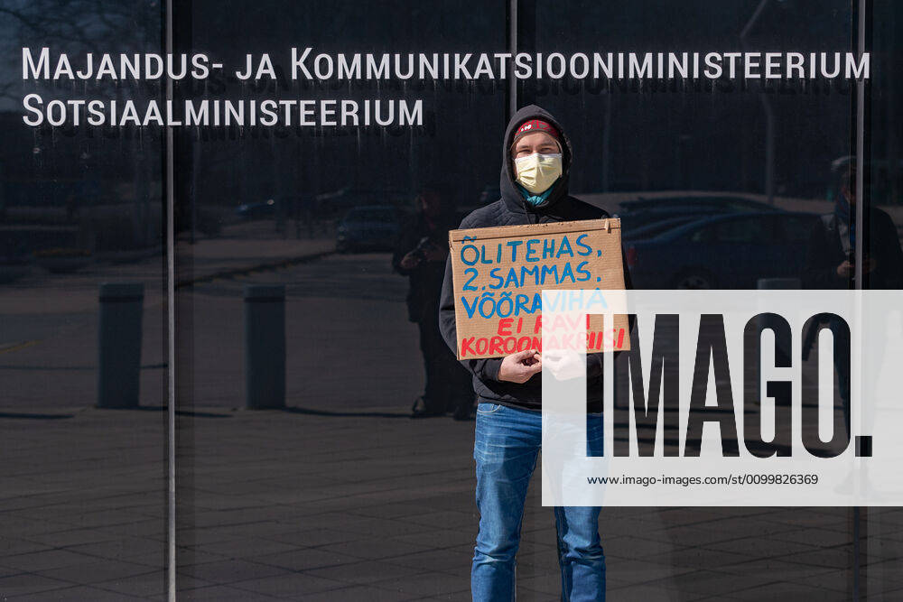 Tallinn. Valitsuse tegevust kritiseeriv meeleavaldus superministeeriumi ees. Demonstration criticizing government action in front of the ministries building. Foto Mihkel Maripuu, Postimees Tallinn Harjumaa Estonia
