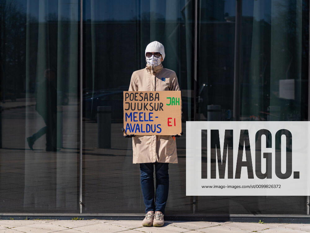 Tallinn. Valitsuse tegevust kritiseeriv meeleavaldus superministeeriumi ees. Demonstration criticizing government action in front of the ministries building. Foto Mihkel Maripuu, Postimees Tallinn Harjumaa Estonia