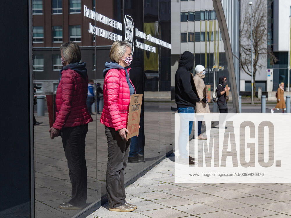 Tallinn. Valitsuse tegevust kritiseeriv meeleavaldus superministeeriumi ees. Demonstration criticizing government action in front of the ministries building. Foto Mihkel Maripuu, Postimees Tallinn Harjumaa Estonia