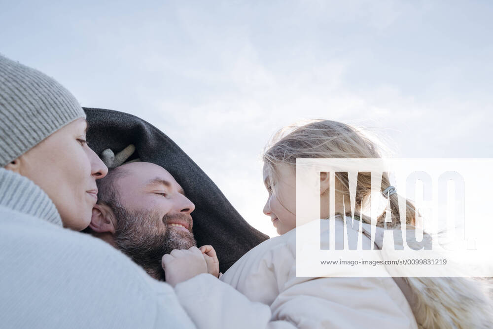 Happy parents with little daughter in winter model released Symbolfoto VYF00078