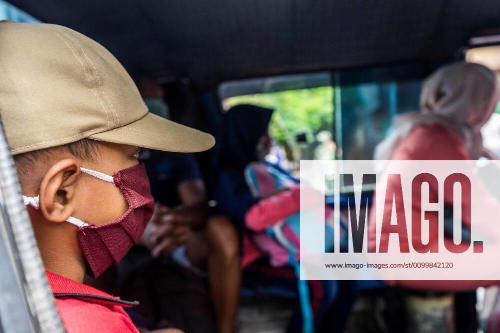 Coronavirus in Indonesien, Eindrücke aus Makasar April 24, 2020, Makassar, South Sulawesi, Indonesia: A boy wearing a mask is sitting in a transport car that crosses the border in Makassar City, South Sulawesi Province, Makassar, Indonesia, to prevent Covid-19 transmission. Every citizen who does not wear a mask will be stopped and asked to return home. The curbing was carried out after the implementation of large-scale social restrictions in Makassar City and because the Covid-19 outbreak continued to increase in Indonesia. Makassar Indonesia - ZUMAb223 20200424_zip_b223_002