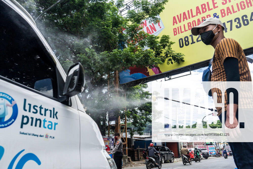 Coronavirus in Indonesien, Eindrücke aus Makasar April 24, 2020, Makassar, South Sulawesi, Indonesia: Officers inspect and spray disinfectant on every vehicle and passenger who cross the border in Makassar City, South Sulawesi Province, Makassar, Indonesia, to prevent Covid-19 transmission. Every citizen who does not wear a mask will be stopped and asked to return home. The curbing was carried out after the implementation of large-scale social restrictions in Makassar City and because the Covid-19 outbreak continued to increase in Indonesia. Makassar Indonesia - ZUMAb223 20200424_zip_b223_004