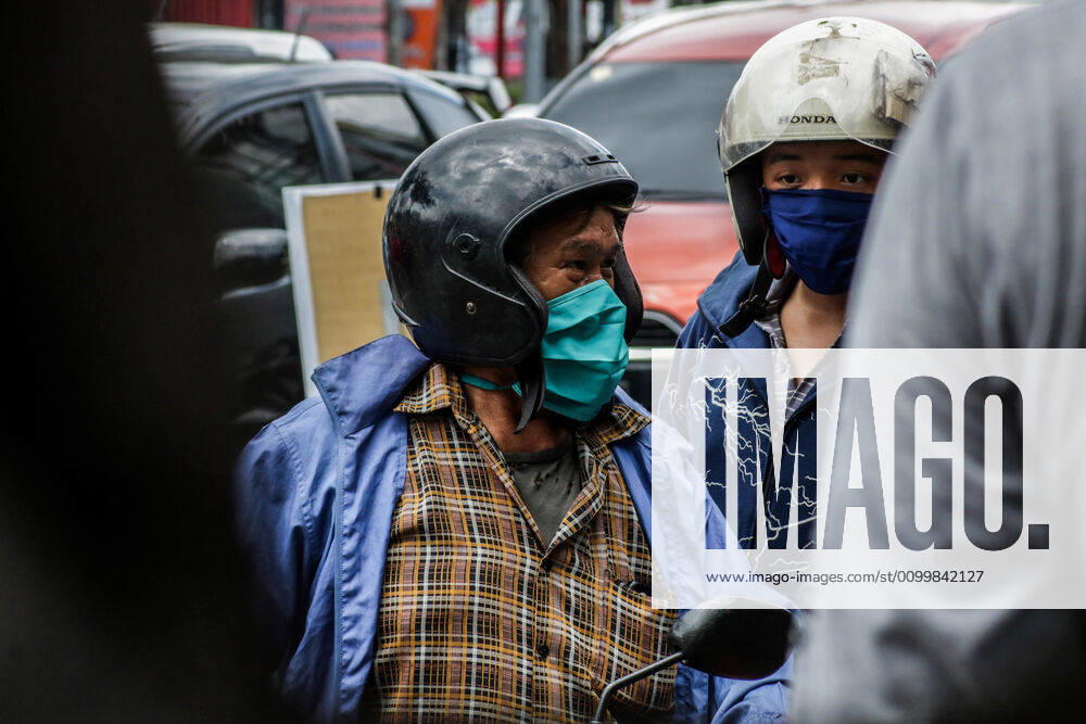Coronavirus in Indonesien, Eindrücke aus Makasar April 24, 2020, Makassar, South Sulawesi, Indonesia: Motorcyclists are stopped by officers who conduct inspections while crossing the border in Makassar City, South Sulawesi Province, Makassar, Indonesia, to prevent Covid-19 transmission. Every citizen who does not wear a mask will be stopped and asked to return home. The curbing was carried out after the implementation of large-scale social restrictions in Makassar City and because the Covid-19 outbreak continued to increase in Indonesia. Makassar Indonesia - ZUMAb223 20200424_zip_b223_005