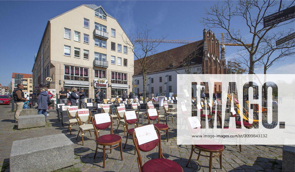 Marketplace 34 restaurateurs today took part in the nationwide campaign Le Stuehle on the Frankfurt marketplace. With this campaign the restaurate