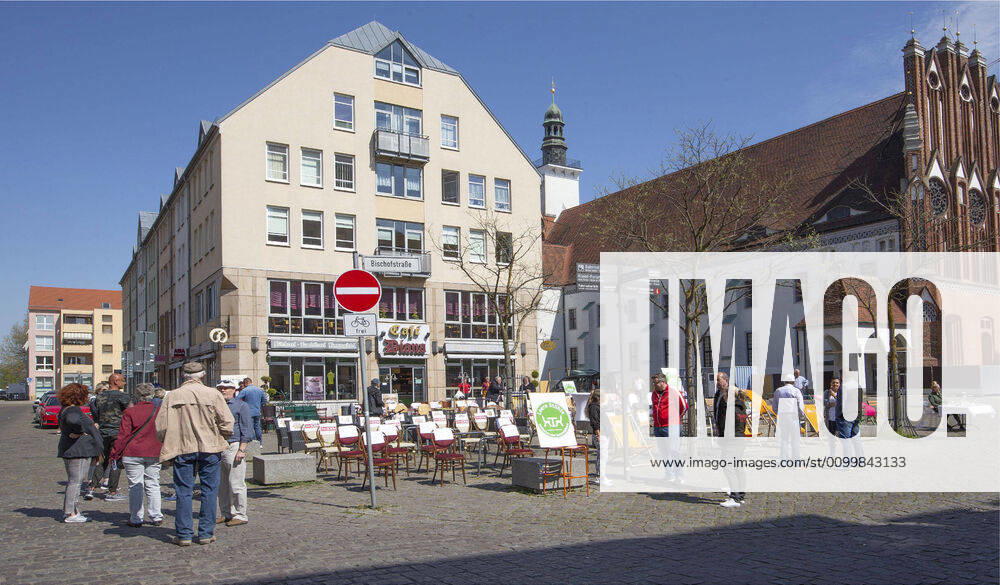 Marketplace 34 restaurateurs today took part in the nationwide campaign Le Stuehle on the Frankfurt marketplace. With this campaign the restaurate
