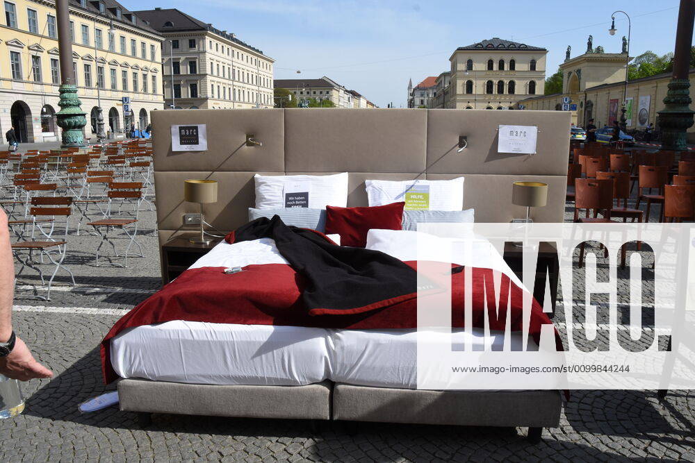 Empty chairs with bed Munich 24 04 20 Odeonsplatz Action day of Leadersclub Empty chairs because of the Corona Virus Munich
