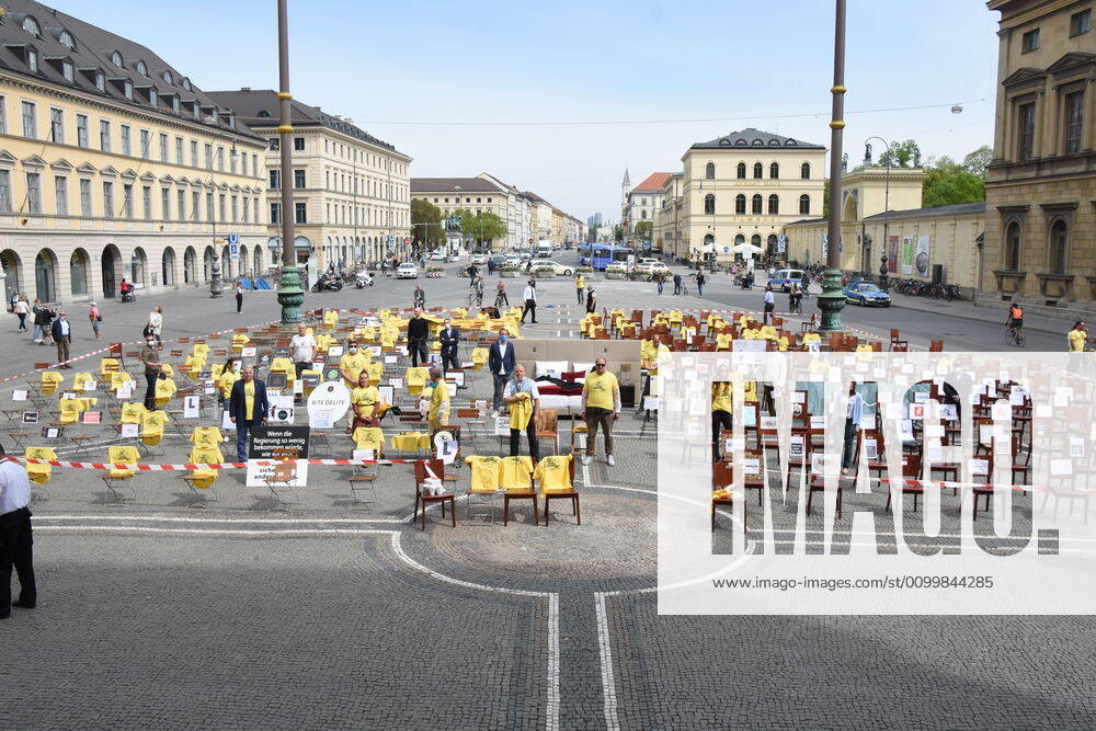 Empty chairs with restaurateur Christian Schottenhamel restaurateur Gregor Lemke restaurateur Pino Crocamo Gastrom Marc Uebelherr restaurateur Munich 24 04 20 Odeonsplatz Action day of Leadersclub Leeere Stuehle because of the Corona Virus Munich