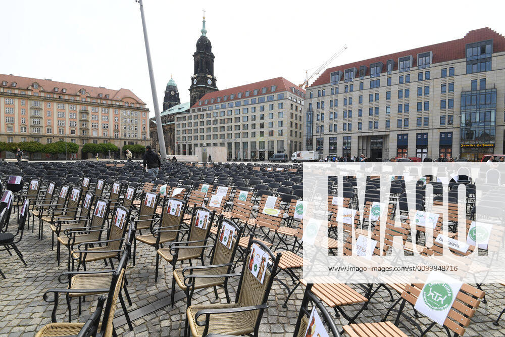GER Sachsen Dresden Altmarkt for the second time there was a long table of Dresdens innkeepers and restaurateurs where they put out a lot of chairs. Martin Dulig, Minister of Economic Affairs, got into conversation with Martin Dulig because many of them are facing ruin because of the corona crisis and are not supported enough 240420 ddbd