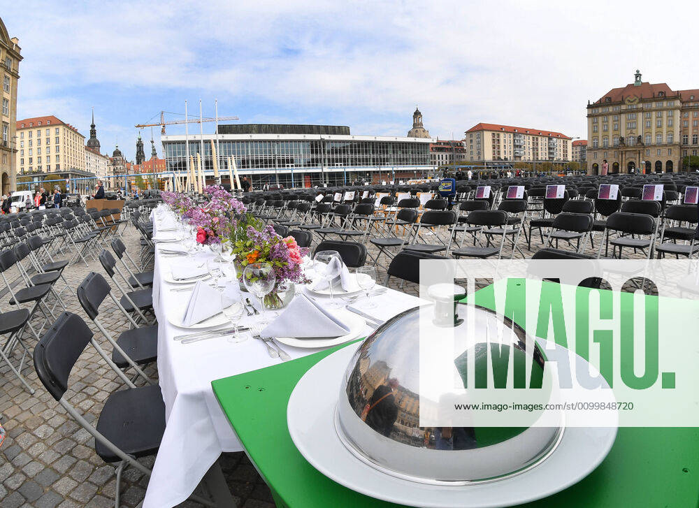 GER Sachsen Dresden Altmarkt for the second time there was a long table of Dresdens innkeepers and restaurateurs where they put out a lot of chairs. Martin Dulig, Minister of Economic Affairs, got into conversation with Martin Dulig because many of them are facing ruin because of the corona crisis and are not supported enough 240420 ddbd