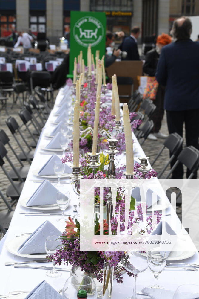 GER Sachsen Dresden Altmarkt for the second time there was a long table of Dresdens innkeepers and restaurateurs where they put out a lot of chairs. Martin Dulig, Minister of Economic Affairs, got into conversation with Martin Dulig because many of them are facing ruin because of the corona crisis and are not supported enough 240420 ddbd