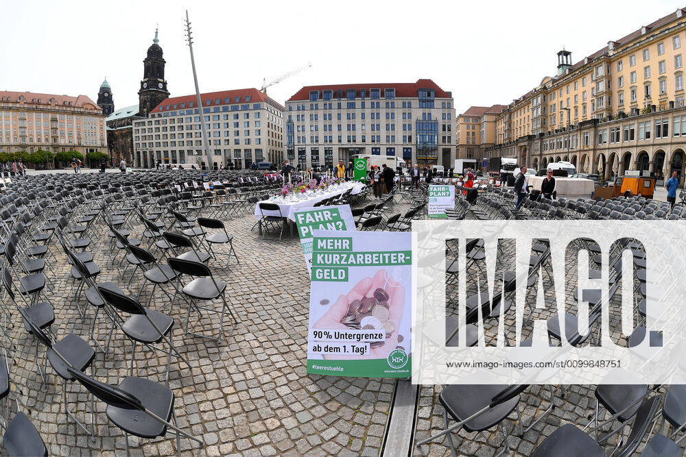 GER Sachsen Dresden Altmarkt for the second time there was a long table of Dresdens innkeepers and restaurateurs where they put out a lot of chairs. Martin Dulig, Minister of Economic Affairs, got into conversation with Martin Dulig because many of them are facing ruin because of the corona crisis and are not supported enough 240420 ddbd