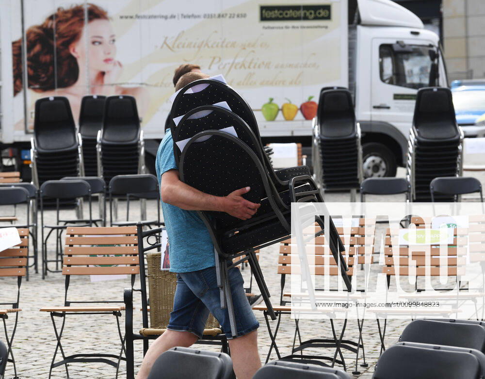 GER Sachsen Dresden Altmarkt for the second time there was a long table of Dresdens innkeepers and restaurateurs where they put out a lot of chairs. Martin Dulig, Minister of Economic Affairs, got into conversation with Martin Dulig because many of them are facing ruin because of the corona crisis and are not supported enough 240420 ddbd