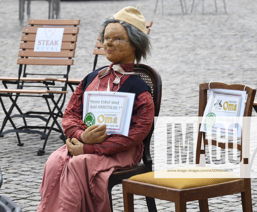 GER Sachsen Dresden Altmarkt for the second time there was a long table of Dresdens innkeepers and restaurateurs where they put out a lot of chairs. Martin Dulig, Minister of Economic Affairs, got into conversation with Martin Dulig because many of them are facing ruin because of the corona crisis and are not supported enough 240420 ddbd