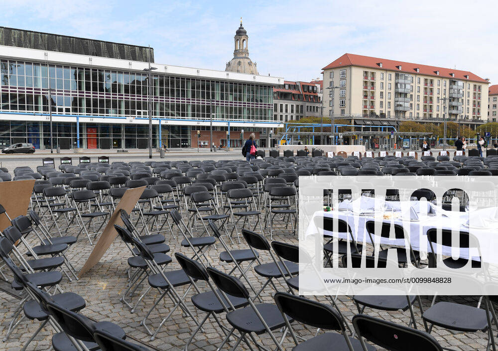GER Sachsen Dresden Altmarkt for the second time there was a long table of Dresdens innkeepers and restaurateurs where they put out a lot of chairs. Martin Dulig, Minister of Economic Affairs, got into conversation with Martin Dulig because many of them are facing ruin because of the corona crisis and are not supported enough 240420 ddbd