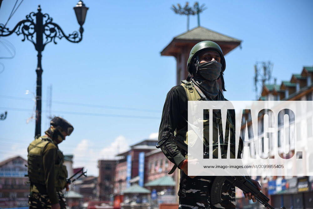 Paramilitary troopers stand alert on the streets while wearing face masks as a protective measure during the nationwide lockdown..India s Health Ministry has so far recorded a total 23,452 infections, death 272 and recovered 4,814 cases since the beginning of the corona virus outbreak. Srinagar India - ZUMAs197 20200424_zaa_s197_028