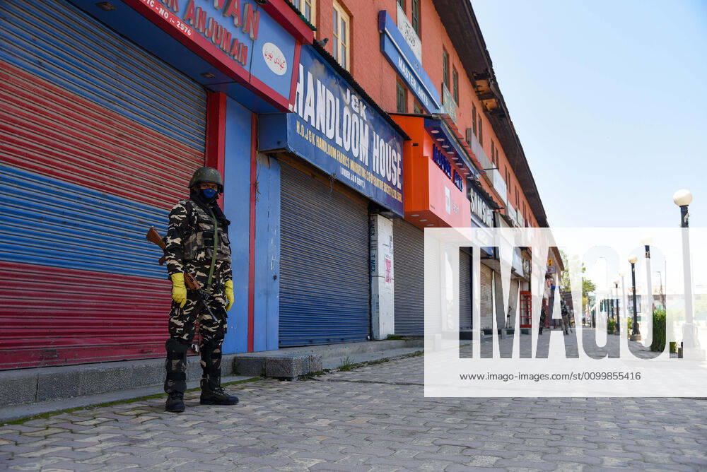 A paramilitary trooper stands alert on the streets while wearing a face mask as a protective measure during the nationwide lockdown..India s Health Ministry has so far recorded a total 23,452 infections, death 272 and recovered 4,814 cases since the beginning of the corona virus outbreak. Srinagar India - ZUMAs197 20200424_zaa_s197_035