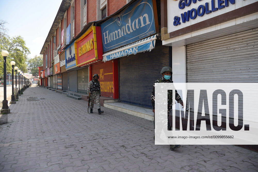 Paramilitary troopers patrol along the streets while wearing face masks as a protective measure during the nationwide lockdown..India s Health Ministry has so far recorded a total 23,452 infections, death 272 and recovered 4,814 cases since the beginning of the corona virus outbreak. Srinagar India - ZUMAs197 20200424_zaa_s197_038