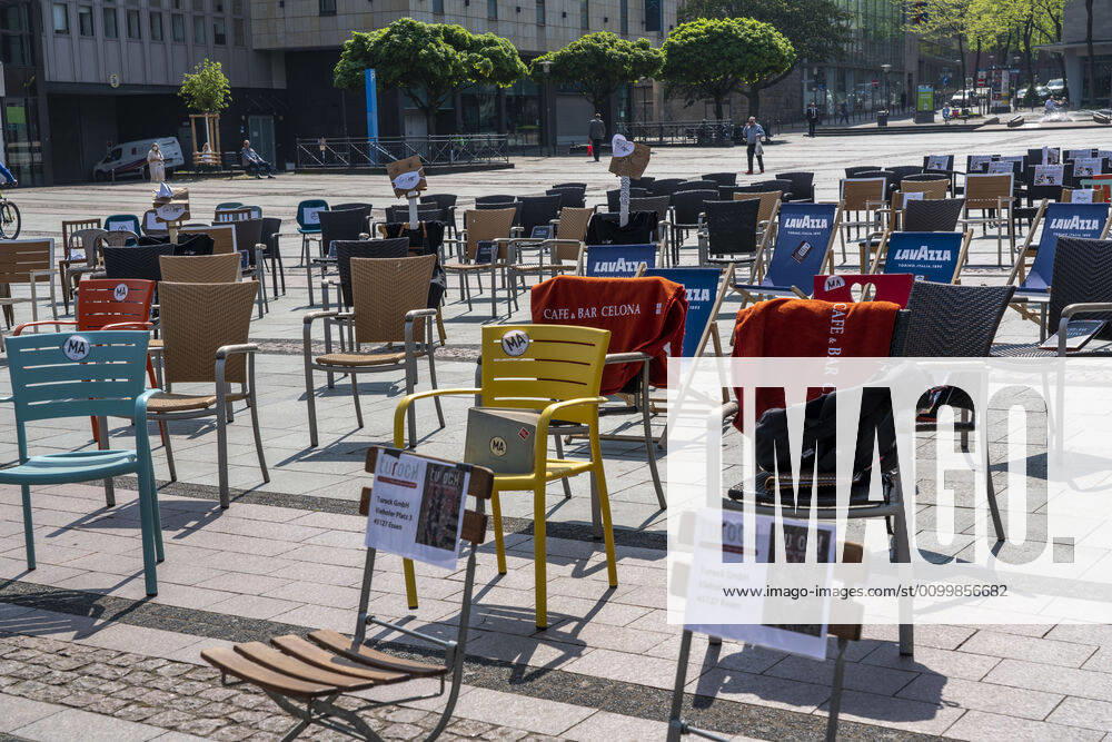 Action 1 000 empty chairs, with which restaurateurs, nationwide, want to draw attention to the problems of gastronomy in the Corona period, Kennedyplatz, impact of the Corona crisis in Essen, Germany,