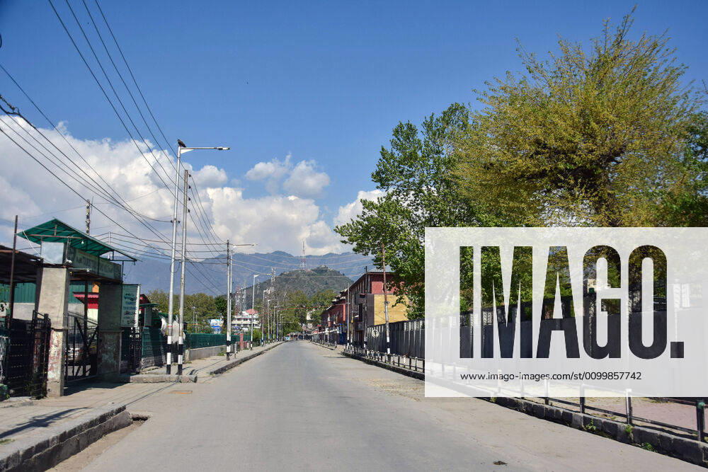 Srinagar, Jammu & Kashmir, India: A view of a deserted road during the Coronavirus (COVID-19) lockdown Crisis..Curfew like restrictions continued on movement of people to curb the spread of coronavirus in Kashmir valley. 20 new coronavirus cases were reported as on Apr 24, according to officials. This brings the total reported cases of coronavirus in Jammu and Kashmir to 454. Srinagar India - ZUMAs197 20200424_zaa_s197_045