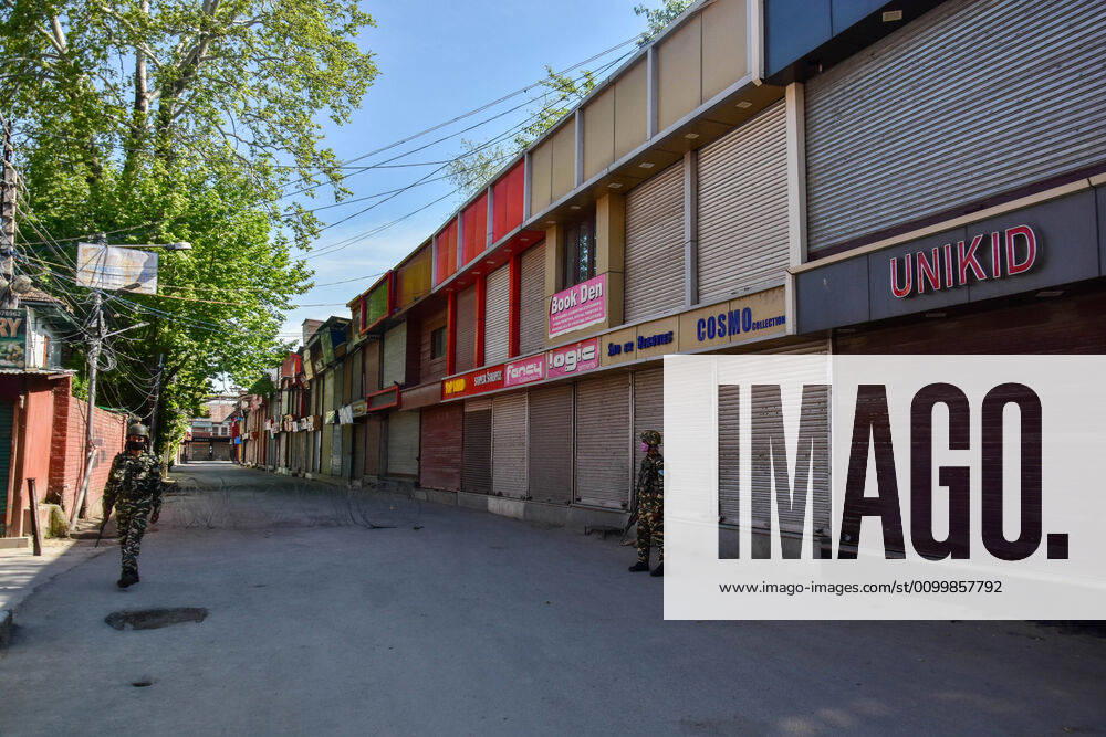 Srinagar, Jammu & Kashmir, India: Paramilitary troopers stand on guard at a closed market during the Coronavirus (COVID-19) lockdown Crisis..Curfew like restrictions continued on movement of people to curb the spread of coronavirus in Kashmir valley. 20 new coronavirus cases were reported as on Apr 24, according to officials. This brings the total reported cases of coronavirus in Jammu and Kashmir to 454. Srinagar India - ZUMAs197 20200424_zaa_s197_039