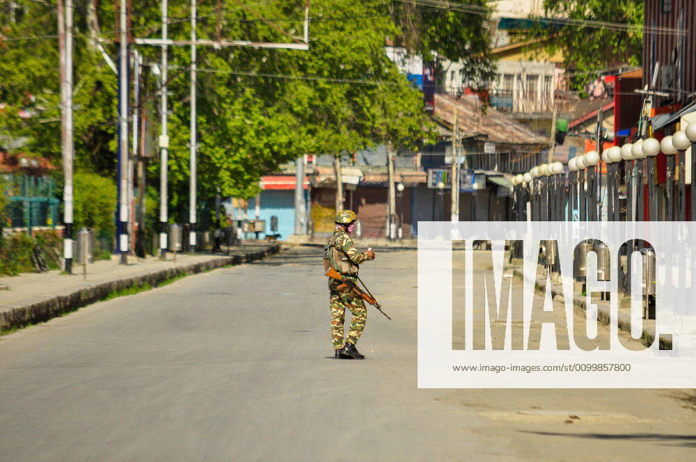 Srinagar, Jammu & Kashmir, India: A paramilitary trooper stands on guard along a deserted street during the Coronavirus (COVID-19) lockdown Crisis..Curfew like restrictions continued on movement of people to curb the spread of coronavirus in Kashmir valley. 20 new coronavirus cases were reported as on Apr 24, according to officials. This brings the total reported cases of coronavirus in Jammu and Kashmir to 454. Srinagar India - ZUMAs197 20200424_zaa_s197_053