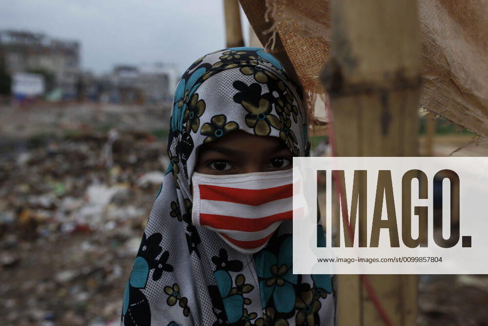 Coronavirus, Eindrücke aus Bangladesch April 24, 2020, Dhaka, Bangladesh: A girl wearing a mask at a street market as protection measure amid concerns of coronavirus pandemic in Dhaka. Dhaka Bangladesh - ZUMAh143 20200424_zap_h143_002
