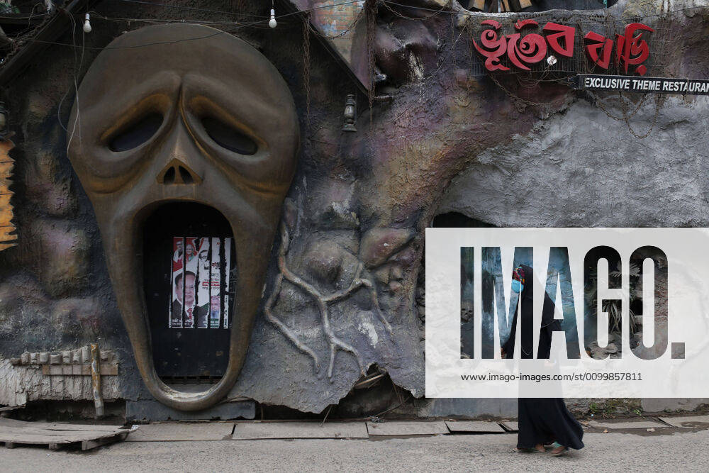 Coronavirus, Eindrücke aus Bangladesch April 24, 2020, Dhaka, Bangladesh: A woman wearing a mask as she passes a restaurant wall mural at a street during a nationwide lockdown to slow the spreading of the coronavirus disease (COVID- 19) in Dhaka. Dhaka Bangladesh - ZUMAh143 20200424_zap_h143_007