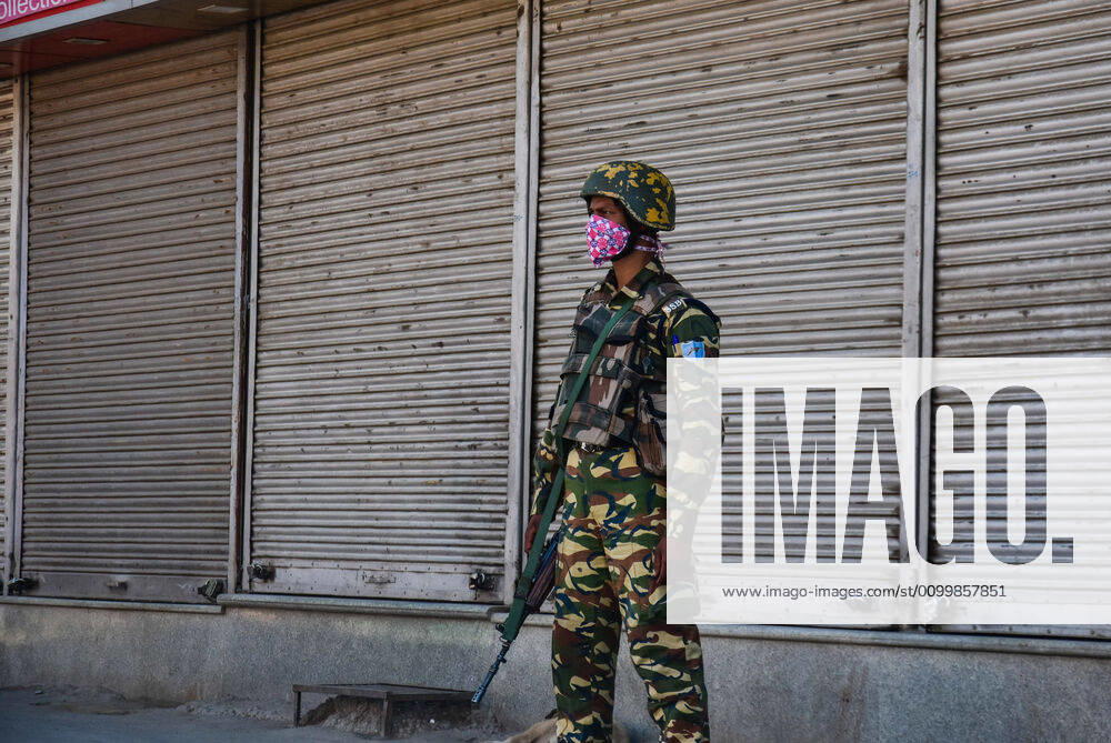 Srinagar, Jammu & Kashmir, India: A paramilitary trooper stands in front of a closed shop while wearing a face mask as a preventive measure during the Coronavirus (COVID-19) lockdown Crisis..Curfew like restrictions continued on movement of people to curb the spread of coronavirus in Kashmir valley. 20 new coronavirus cases were reported as on Apr 24, according to officials. This brings the total reported cases of coronavirus in Jammu and Kashmir to 454. Srinagar India - ZUMAs197 20200424_zaa_s197_043