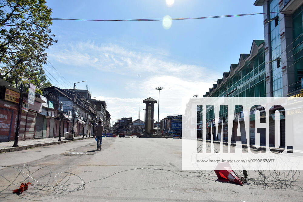 Srinagar, Jammu & Kashmir, India: A man walks along a deserted road during the Coronavirus (COVID-19) lockdown Crisis..Curfew like restrictions continued on movement of people to curb the spread of coronavirus in Kashmir valley. 20 new coronavirus cases were reported as on Apr 24, according to officials. This brings the total reported cases of coronavirus in Jammu and Kashmir to 454. Srinagar India - ZUMAs197 20200424_zaa_s197_048