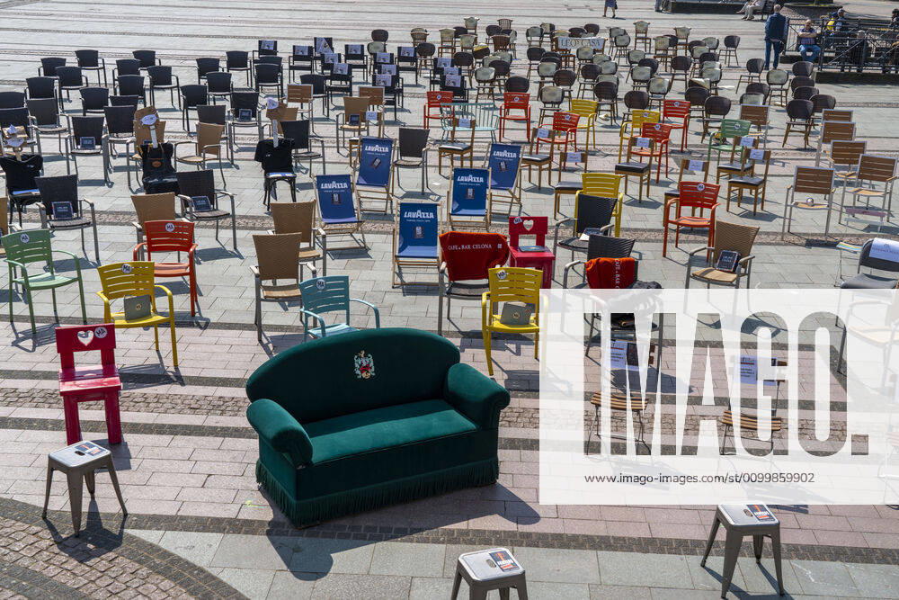 Action 1 000 empty chairs, with which restaurateurs, nationwide, want to draw attention to the problems of gastronomy in the Corona period, Kennedyplatz, impact of the Corona crisis in Essen, Germany,