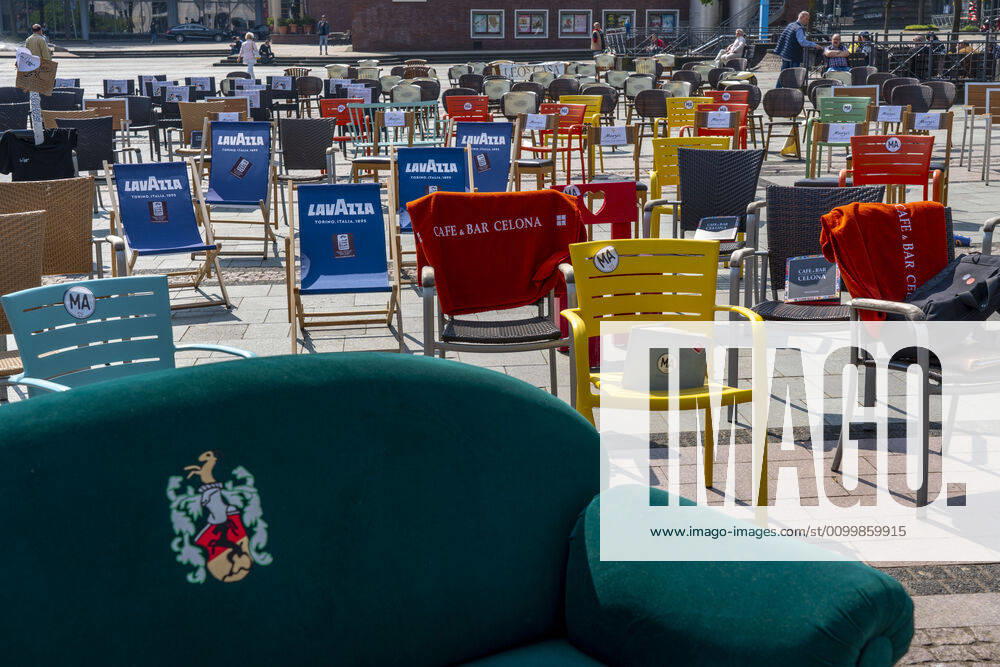 Action 1 000 empty chairs, with which restaurateurs, nationwide, want to draw attention to the problems of gastronomy in the Corona period, Kennedyplatz, impact of the Corona crisis in Essen, Germany,