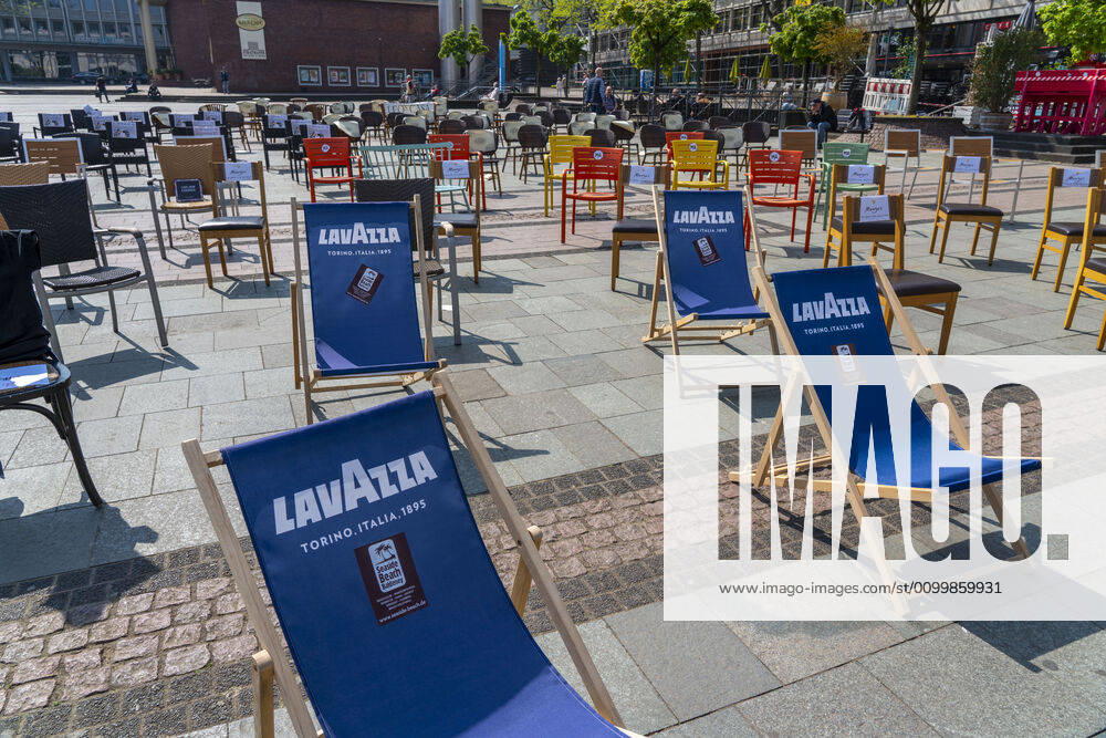 Action 1 000 empty chairs, with which restaurateurs, nationwide, want to draw attention to the problems of gastronomy in the Corona period, Kennedyplatz, impact of the Corona crisis in Essen, Germany,