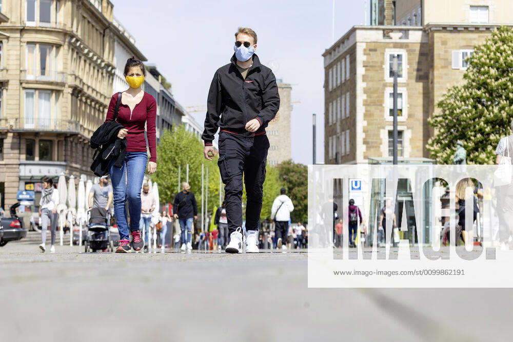 DEU, Germany, Baden Württemberg, Stuttgart, 24 04 2020 Effects of the corona crisis Life in the state capital Stuttgart is slowly picking up again Since many shops have reopened, the streets are once again full of people
