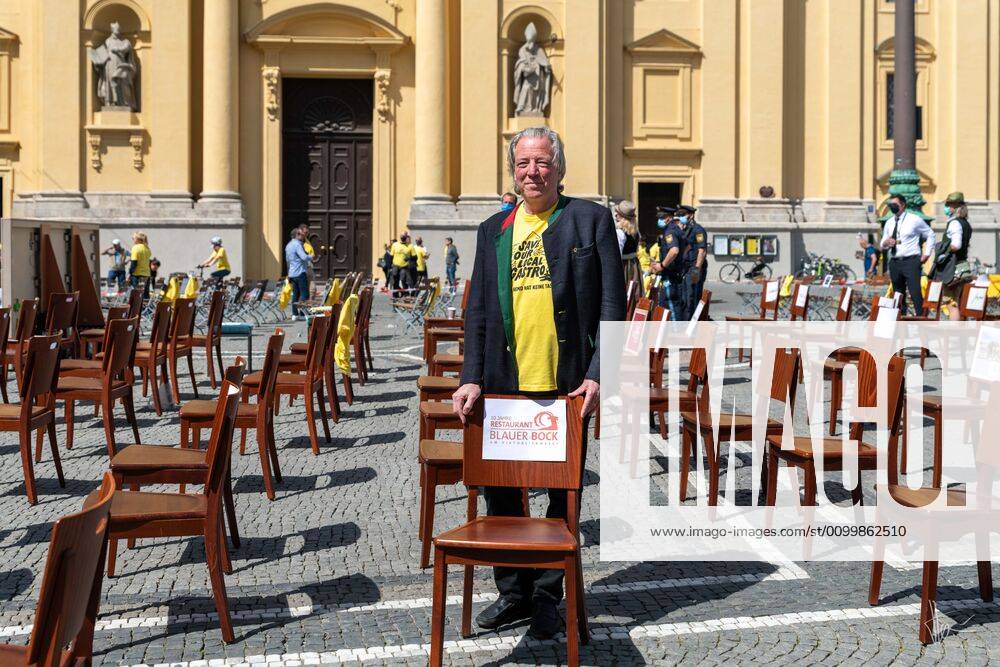 Munich 24. April 2020 An employee of the renowned restaurant Blauer Bock at a rally to support the gastronomy. The catering trade is particularly hard hit by the restrictions on going out and the ban on contact. Munich - ZUMAv143 20200424_znp_v143_004