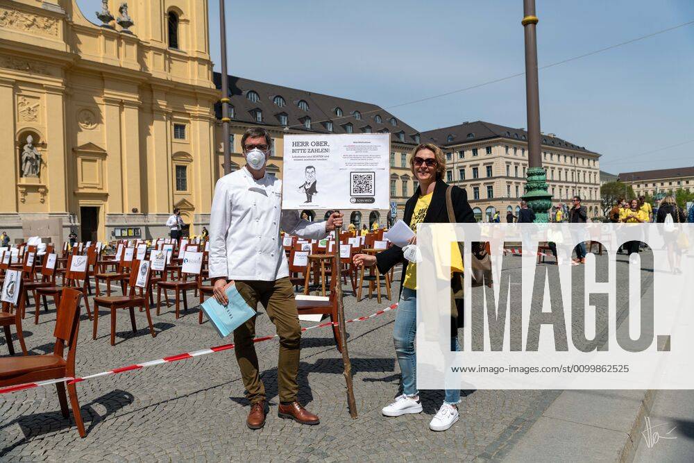 Munich, Odeonsplatz 24. April 2020 Innkeepers demonstrate for more support of the gastronomy on Munich s Odeonsplatz Munich - ZUMAv143 20200424_znp_v143_009