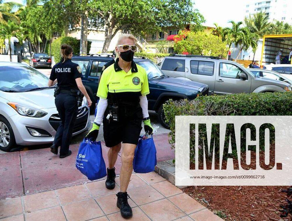 Coronavirus in den USA, Eindrücke aus Miami April 24, 2020, Miami Beach, FL, USA: Jeanne VanDesande, oficial de la policoÂa de la ciudad de Miami Beach, se unio³ a un grupo de voluntarios, policoÂas y empleados de la ciudad que entregan alimentos a los residentes necesitados en North Beach como parte de un proyecto de distribucio³n iniciado por South Florida Seniors in Action el martes 21 de abril de 2020. Miami Beach USA - ZUMAm67_ 20200424_zaf_m67_001