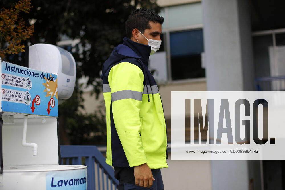 A paramedic is photographed at Carlos Van Buren Hospital in Valparaiso during the emergency by COVID 19 Raul Zamora Aton Chile, Valparaiso Chile Aton 414182