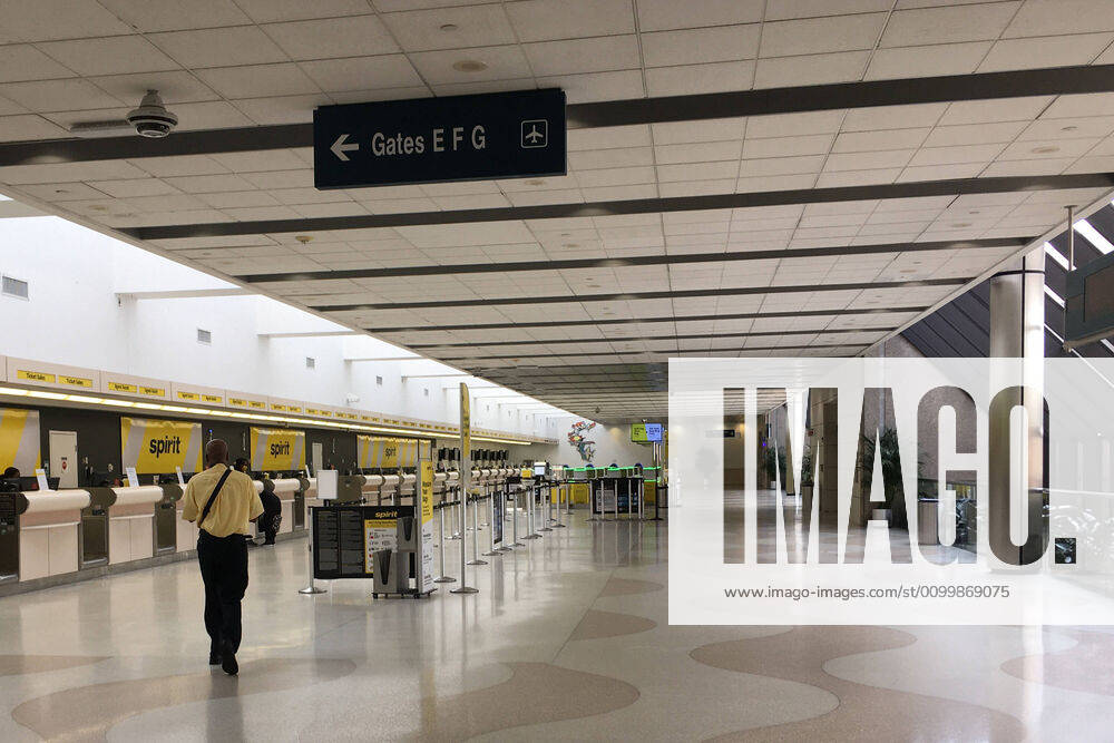 Coronavirus in den USA, Eindrücke aus Miami April 24, 2020, Fort Lauderdale, Florida, United States Of America: FORT LAUDERDALE, FL - APRIL 24: COVID-19: A desolate scene in the terminals at Fort Lauderdale-Hollywood International Airport as Floridians attempt to slow the spread of the Coronavirus by staying home or using social distancing. Amid the coronavirus pandemic, Broward County Commissioner Mark Bogen has called for the suspension of all direct commercial airline traffic at Fort Lauderdale-Hollywood International Airport from Ã’hot spotsO like New Orleans and New York. The suspension would last until May 1, 2020 on April 24, 2020 in Fort Lauderdale, Florida..People: Atmosphere Fort Lauderdale United States Of America - ZUMAn287 20200424_zaa_n287_018