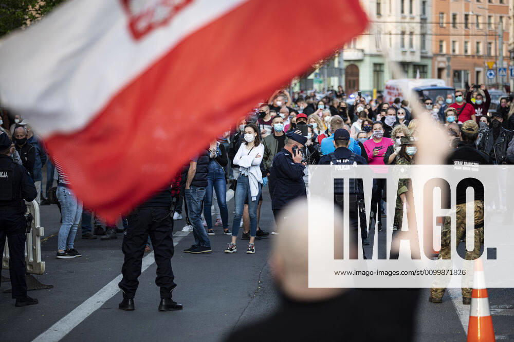 Demonstrators protesting against the closed border between Zgorzelec and Goerlitz, 24 04 2020 In order to contain the coronavirus, Poland and the Czech Republic, among others, have closed their borders to Germany in mid-March The background of the protest is the current restric