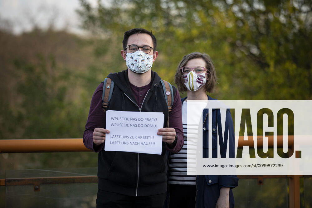 Demonstrators protesting against the closed border between Zgorzelec and Goerlitz, 24 04 2020 In order to contain the coronavirus, Poland and the Czech Republic, among others, have closed their borders to Germany in mid-March The background of the protest is the current restric