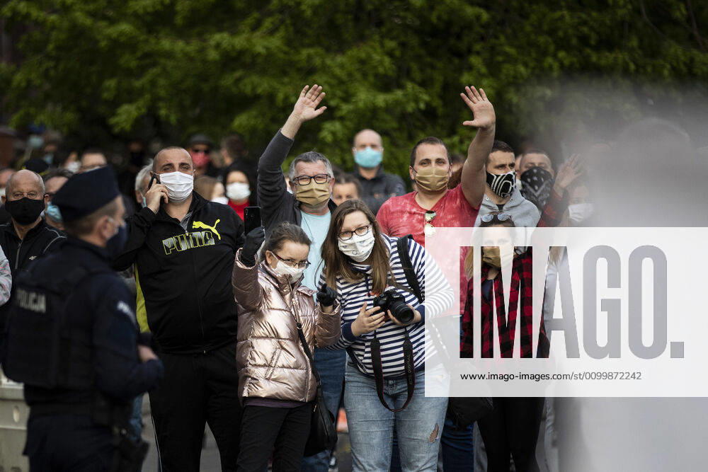 Demonstrators wave across the border in protest against the closed border between Zgorzelec and Goerlitz, 24 04 2020 In order to contain the corona virus, Poland and the Czech Republic, among others, have closed their borders to Germany in mid