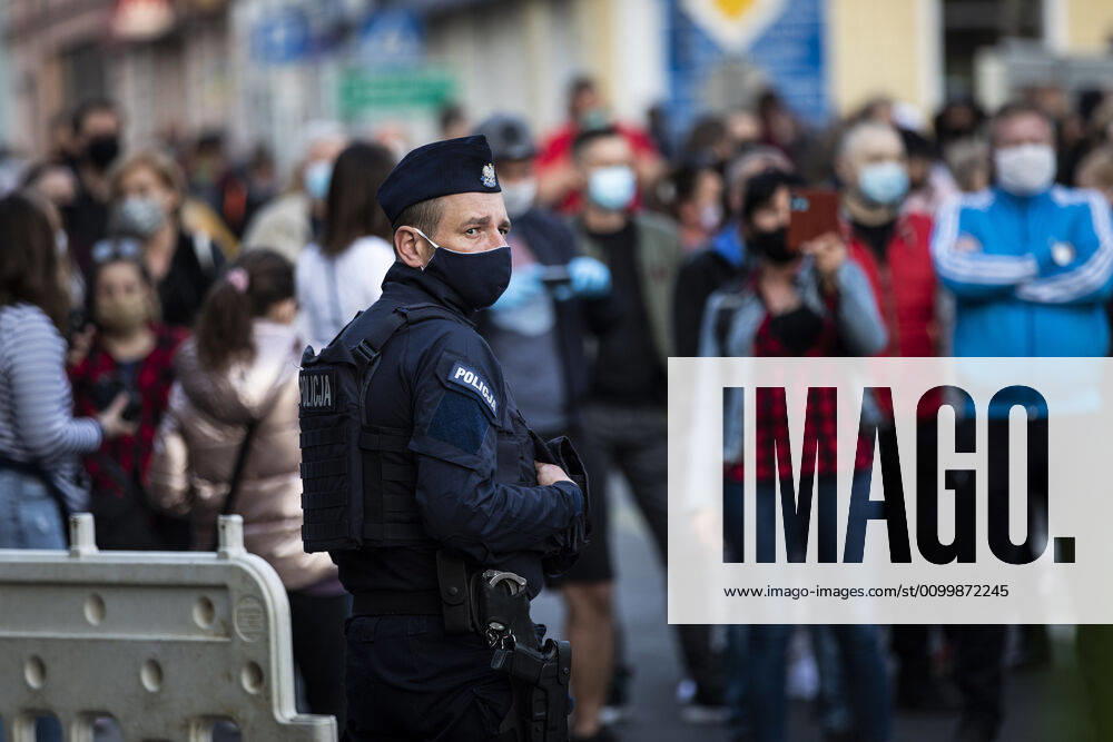 A Polish policeman, taken during the demonstration against the closed border between Zgorzelec and Goerlitz, 24 04 2020 In order to contain the corona virus, Poland and the Czech Republic, among others, have closed their borders to Germany i