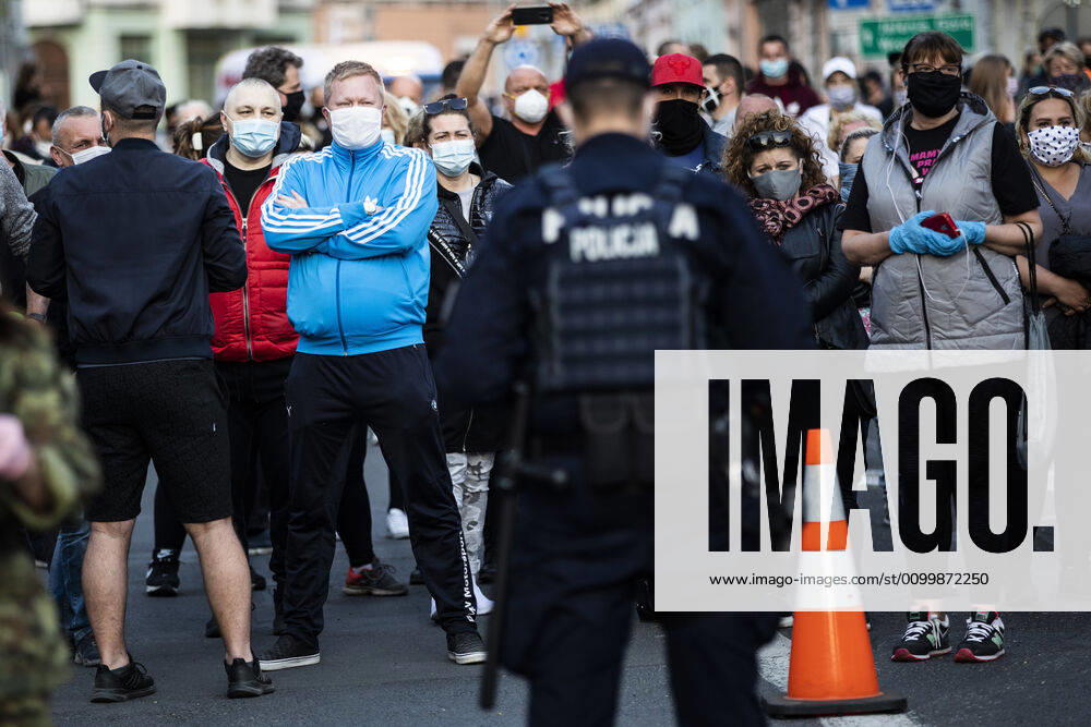 Demonstrators protesting against the closed border between Zgorzelec and Goerlitz, 24 04 2020 In order to contain the coronavirus, Poland and the Czech Republic, among others, have closed their borders to Germany in mid-March The background of the protest is the current restric