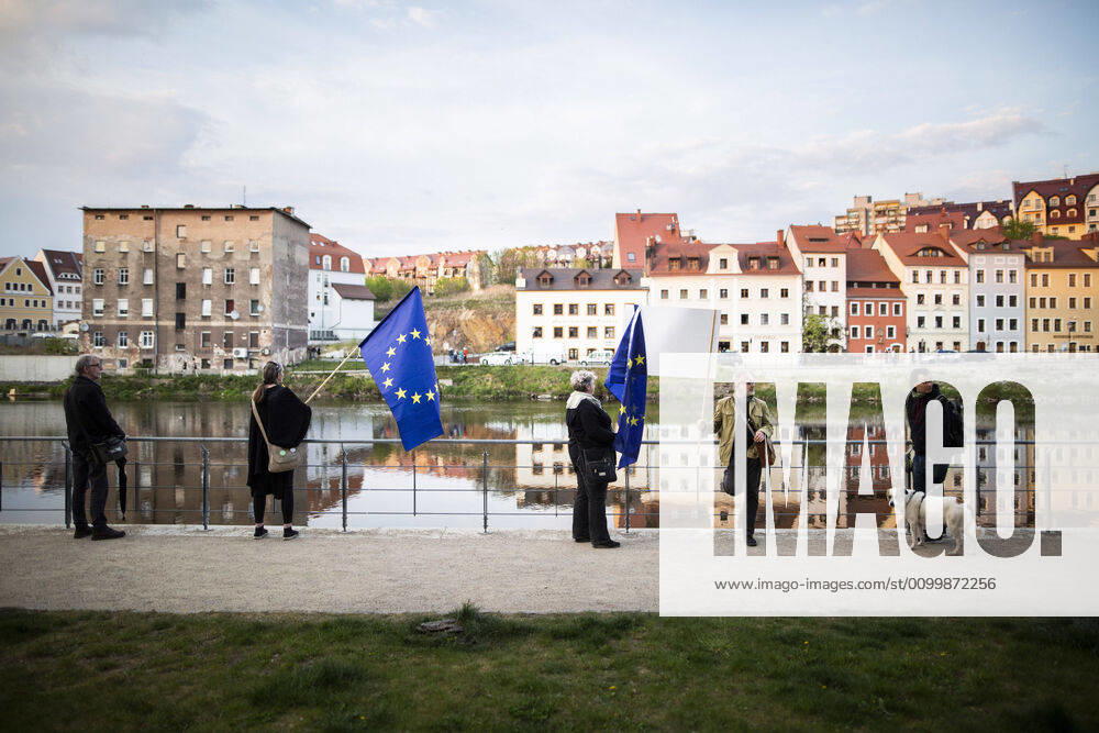 Demonstrators protesting against the closed border between Zgorzelec and Goerlitz, 24 04 2020 In order to contain the coronavirus, Poland and the Czech Republic, among others, have closed their borders to Germany in mid-March The background of the protest is the current restric