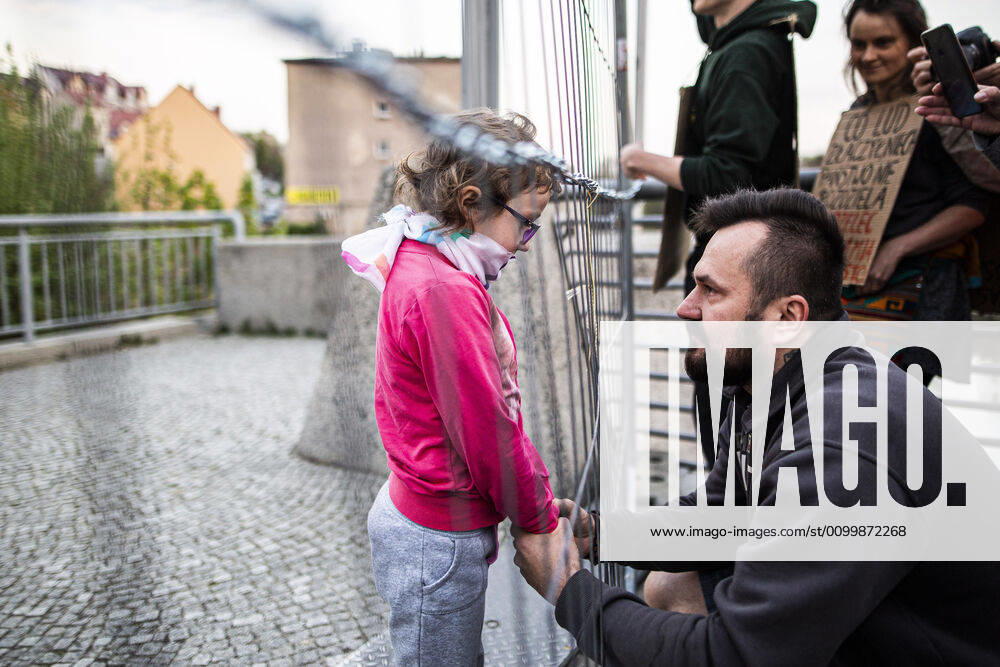 A child meets his father on the opposite side of the border as part of the demonstration against the closed border between Zgorzelec and Goerlitz, 24 04 2020 To contain the coronavirus, Poland and the