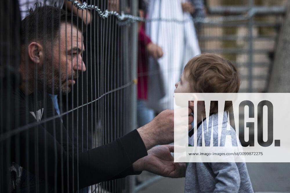 A child meets his father on the opposite side of the border as part of the demonstration against the closed border between Zgorzelec and Goerlitz, 24 04 2020 To contain the coronavirus, Poland and the