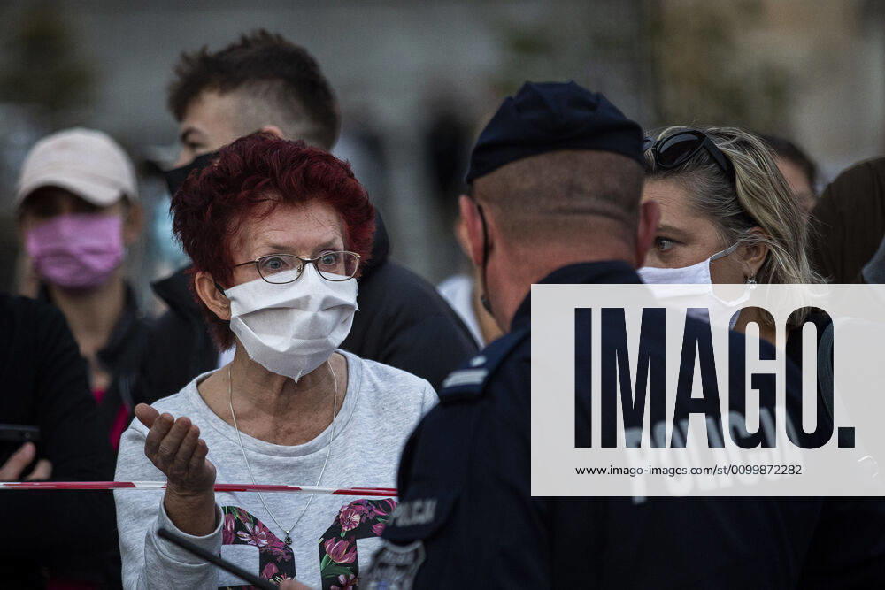 Demonstrators protesting against the closed border between Zgorzelec and Goerlitz, 24 04 2020 In order to contain the coronavirus, Poland and the Czech Republic, among others, have closed their borders to Germany in mid-March The background of the protest is the current restric