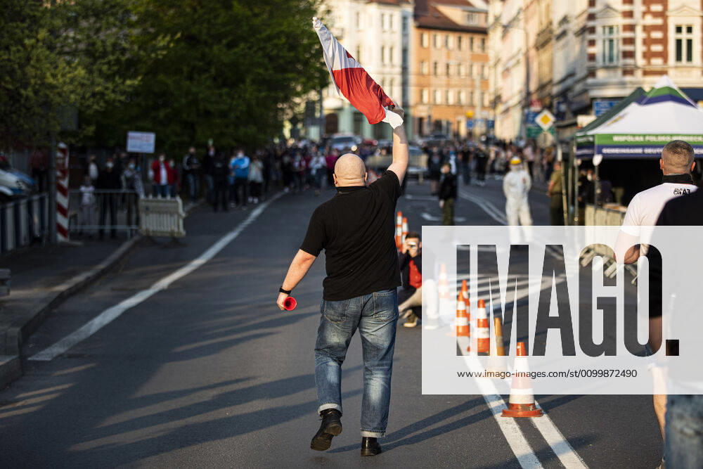 Demonstrators protesting against the closed border between Zgorzelec and Goerlitz, 24 04 2020 In order to contain the coronavirus, Poland and the Czech Republic, among others, have closed their borders to Germany in mid-March The background of the protest is the current restric