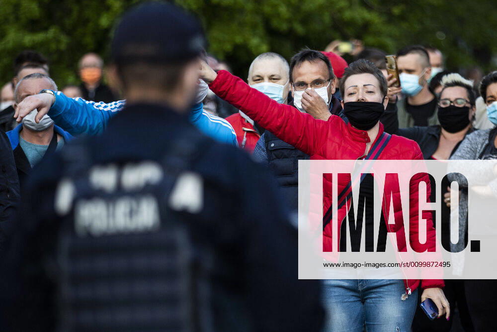 Demonstrators protesting against the closed border between Zgorzelec and Goerlitz, 24 04 2020 In order to contain the coronavirus, Poland and the Czech Republic, among others, have closed their borders to Germany in mid-March The background of the protest is the current restric